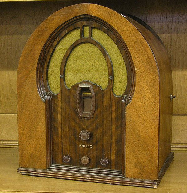 Philco cathedral tube radio: Vintage 1940s Philco cathedral tube radio, model 16B with walnut and mahogany case, 19.5''w, currently not operating