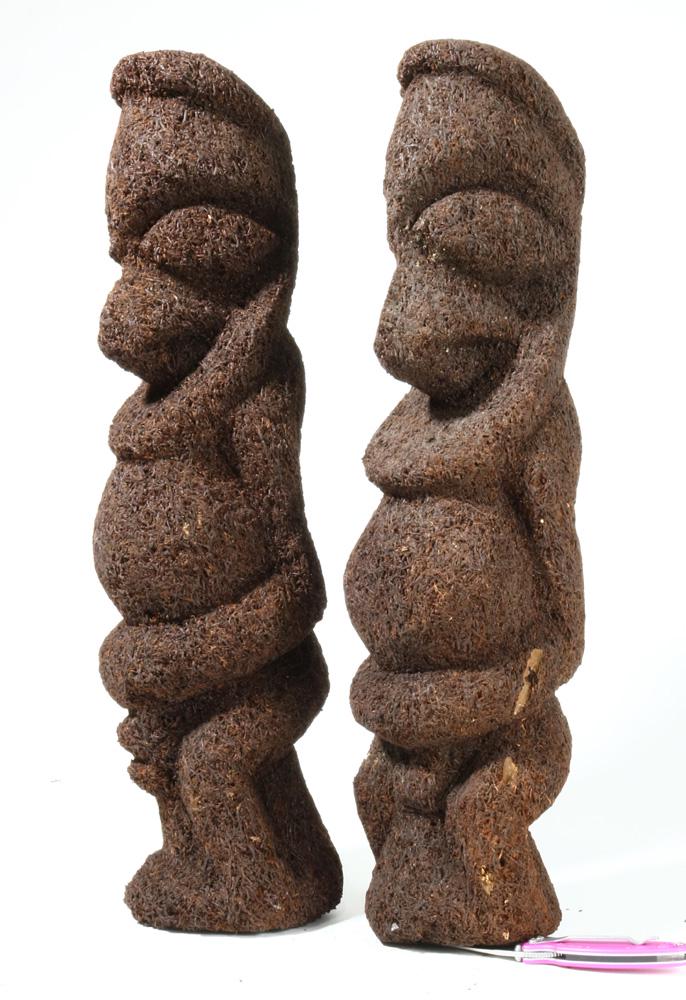 A lot of two small and decorative fern wood figurines (1 of 2)