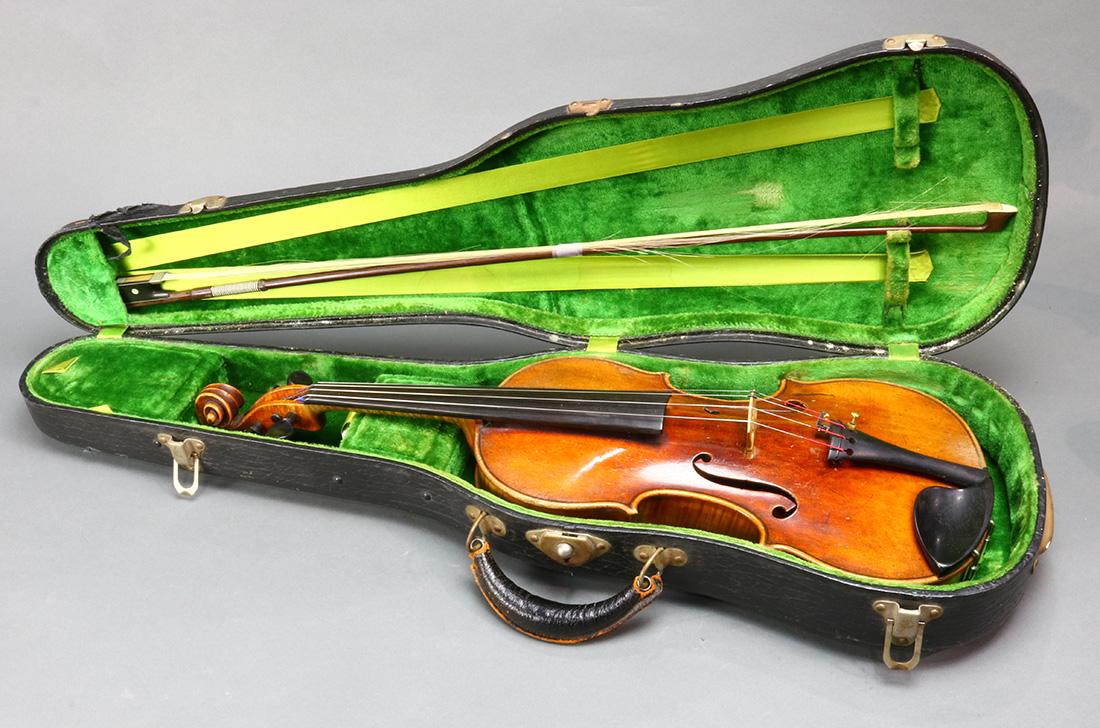 A labeled Babos Bela Geignemache Hermanstad violin (1 of 8)