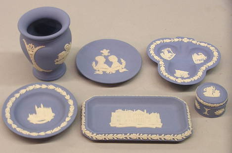 Wedgwood collector's: plates, box, etc.: Collection of Wedgwood including collector's plates depicting scenes of St. Andrews Scotland, Kings College Cambridge, and the Royal Wedding 1981, together with a lidded box, bud vase, and a clover