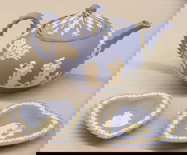 Wedgwood jasper ware teapot: Three Wedgwood jasper ware articles including covered teapot and two heart-shaped trays