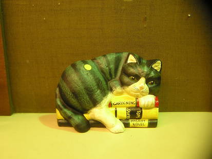 Cast iron cat doorstop: Cast iron cat on books doorstop