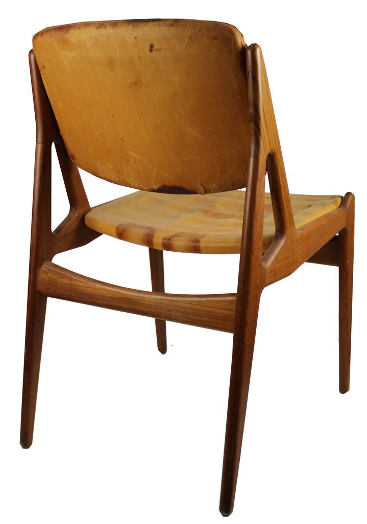 An Arne Vodder teak side chair: Arne Vodder teak side chair, having a leather seat and back above tapered legs, 31"h