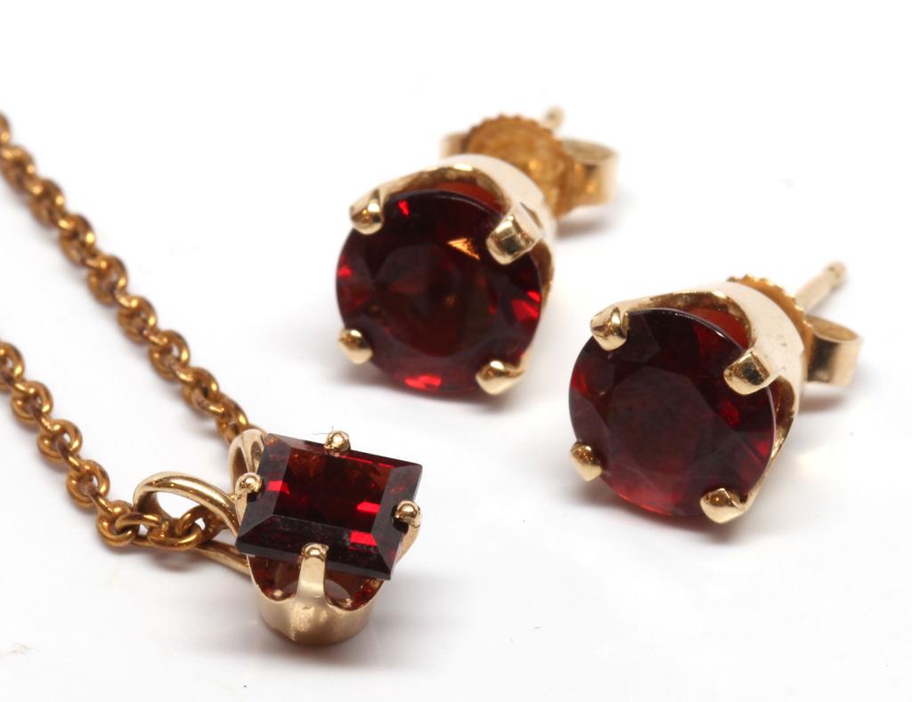 Garnet, yellow gold jewelry suite (1 of 7)