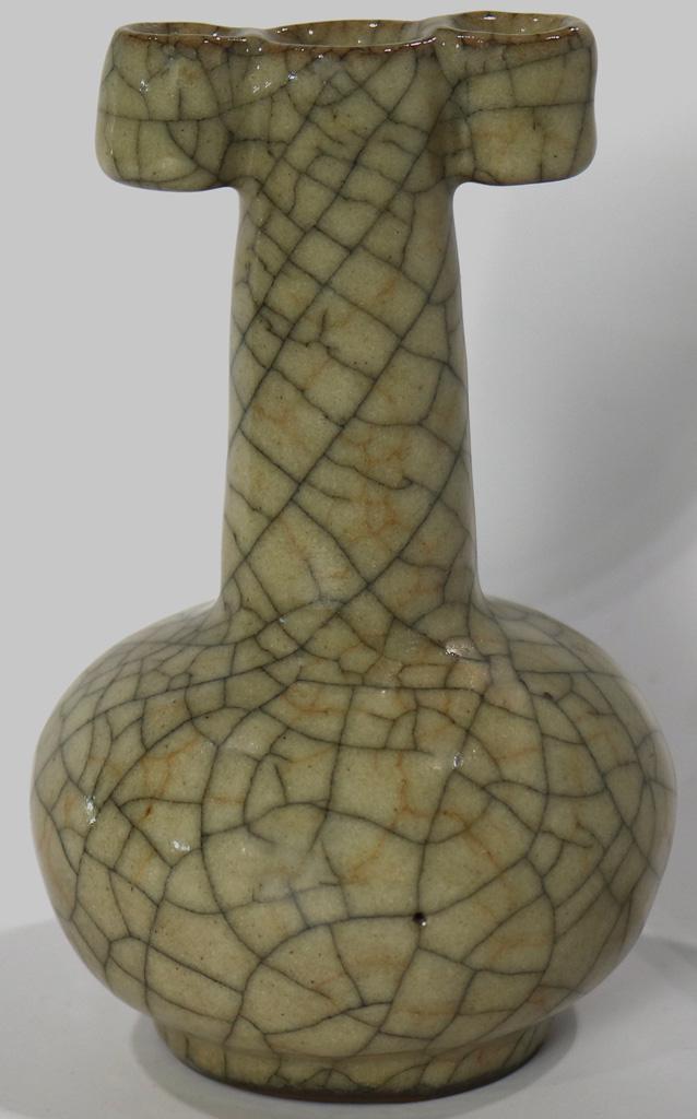 Chines Ge-Type Arrow-Head Vase (1 of 2)