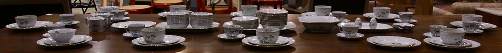 A group of Spode Queen's Bird pattern tableware (1 of 7)