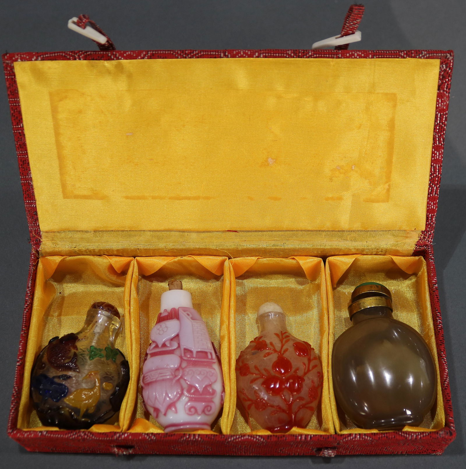 (lot of 4) Peking glass snuff bottles (1 of 3)