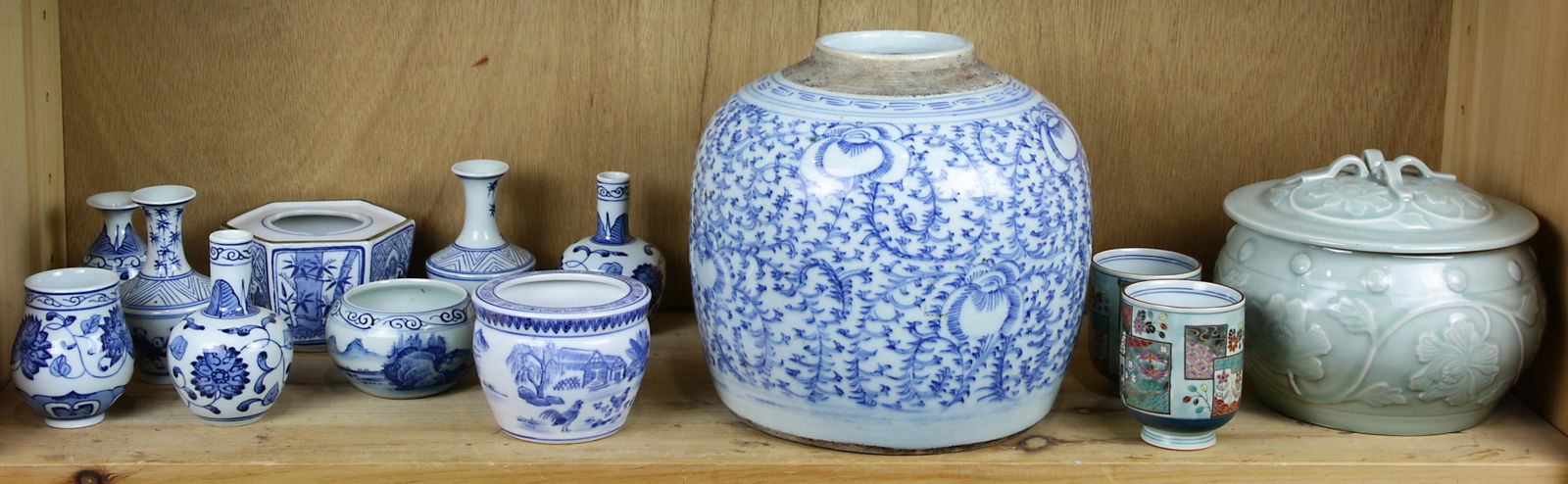 (lot of 13) Eleven Chinese porcelains (1 of 4)