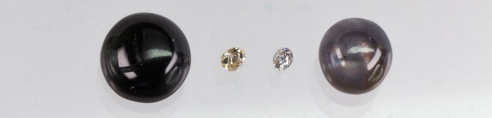 Collection of unmounted diamonds and sapphires (1 of 1)