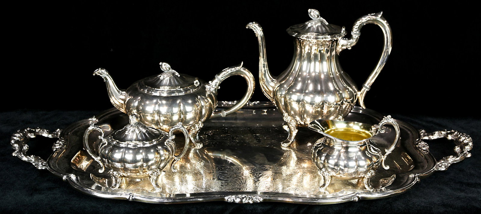 (lot of 5) Heirloom silverplated melon form: (lot of 5) Heirloom silverplated melon form (4) piece tea service and a matching Heirloom two handled plated tray, 30"w x 17.5d