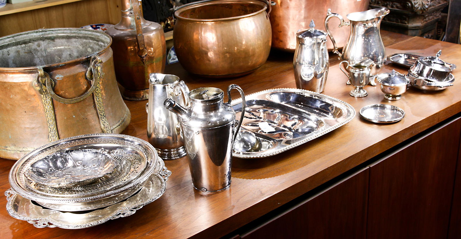 (lot of 19) A group of silverplate table articles (1 of 1)