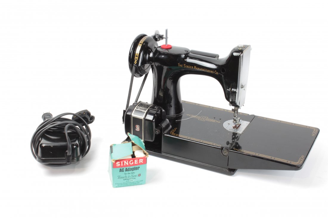 Singer sewing machine in case (1 of 5)
