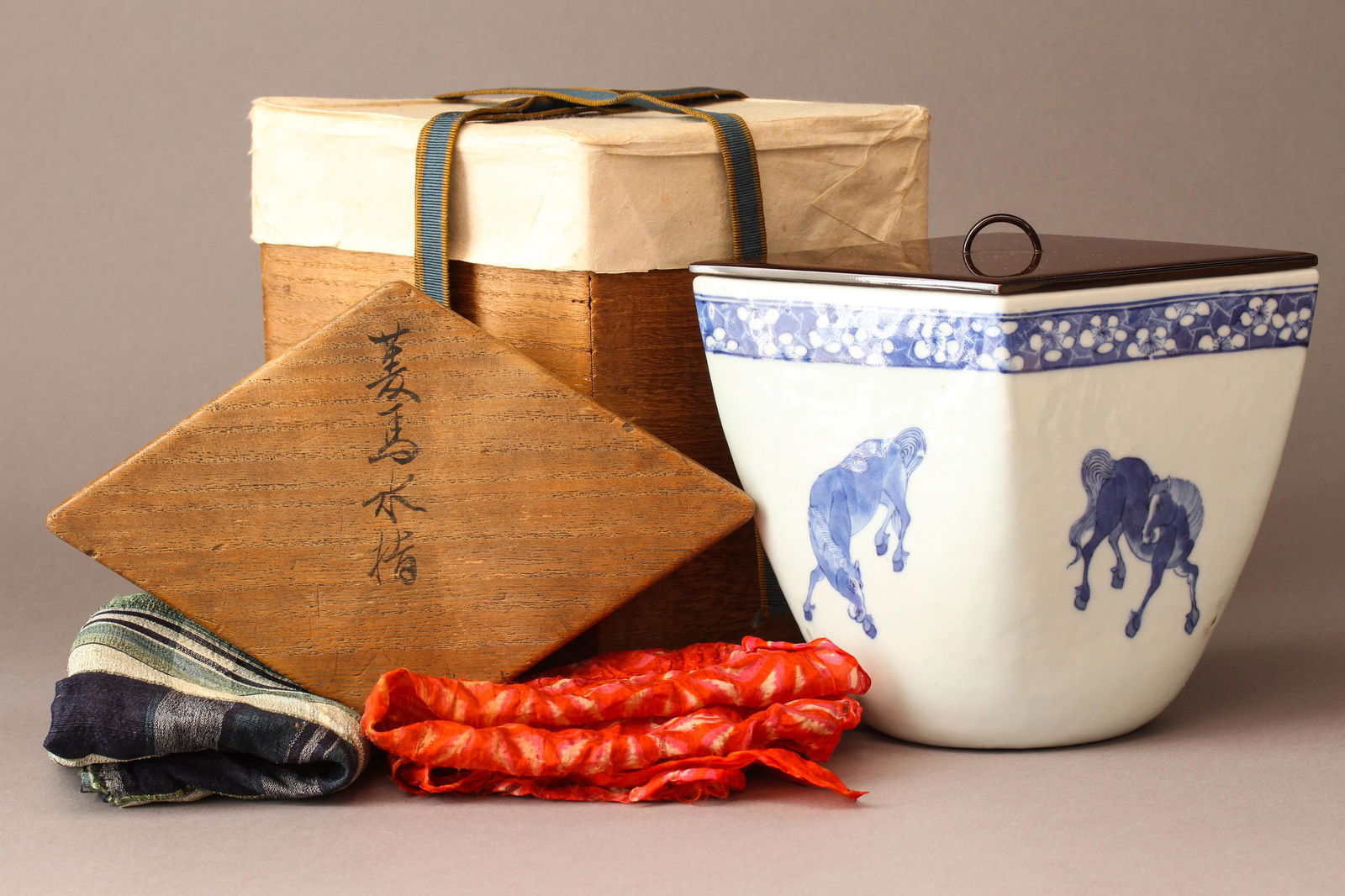 A Blue and White Rhombic-Shaped 'Horses' Brush Washer (1 of 7)