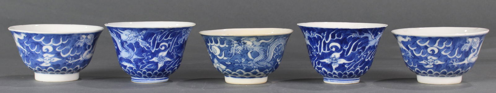 A (lot of 5) Chinese blue and white 'dragon' cups (1 of 2)