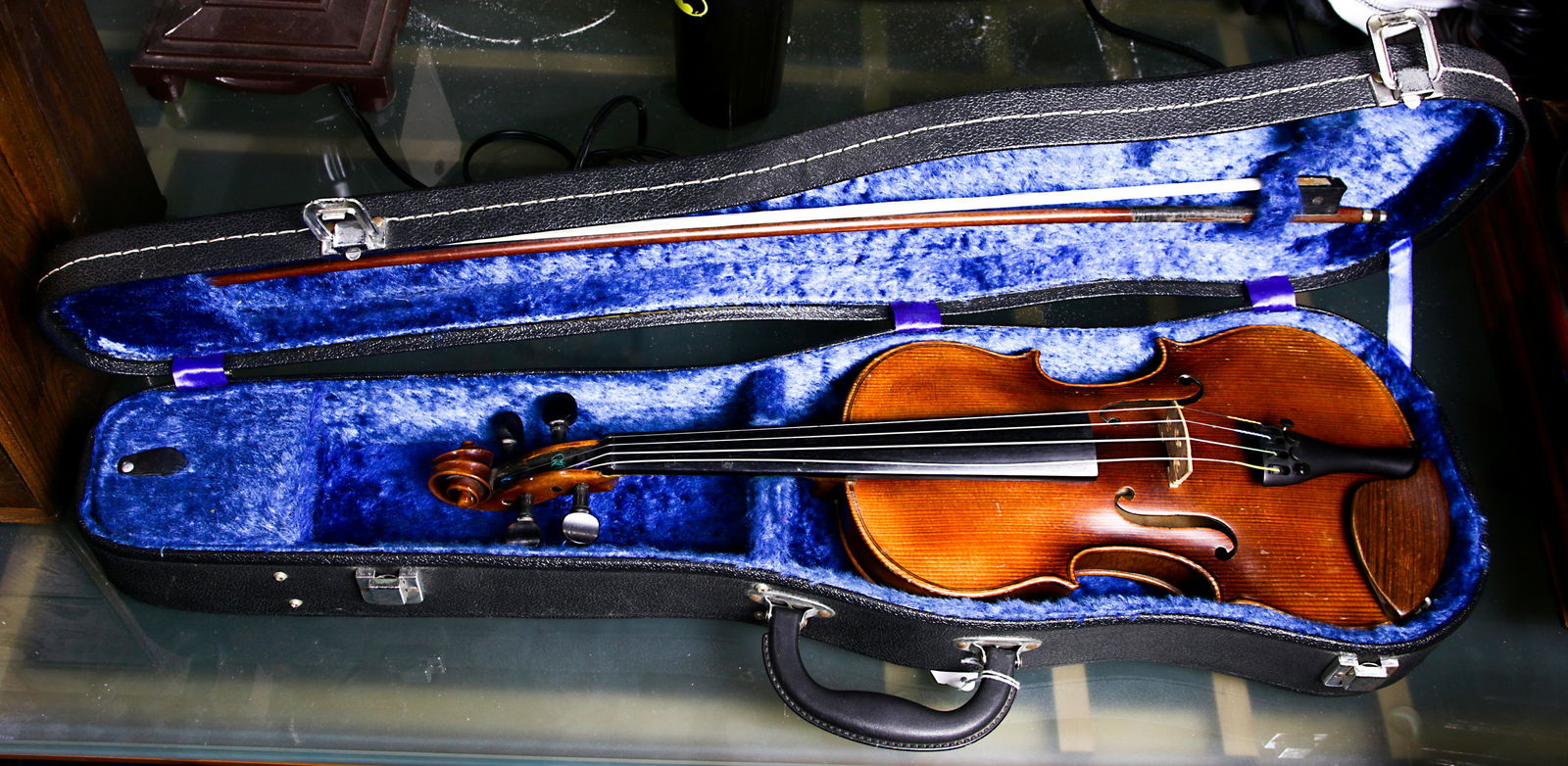 EF Pfretzchner labeled violin, with bow (1 of 1)