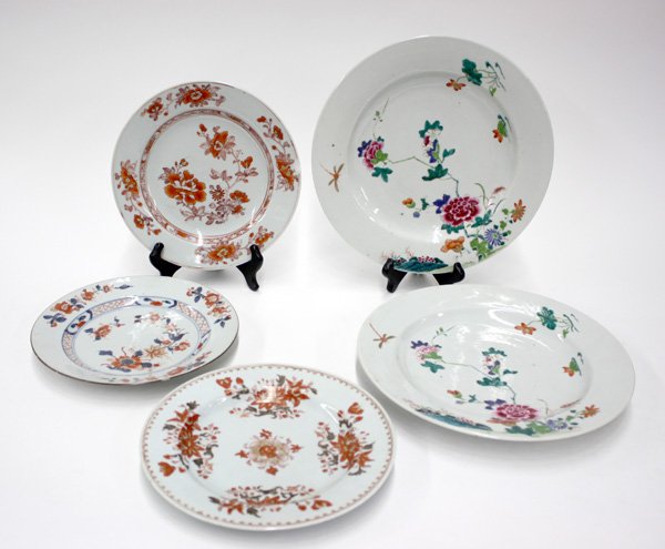 Chinese export plates: (lot of 5) Chinese export plates consisting of three with gilt and red enamel decorations, 18th/19th century, each painted in shades of red enamel and gilt with floral sprays, 9''d, together with a pa