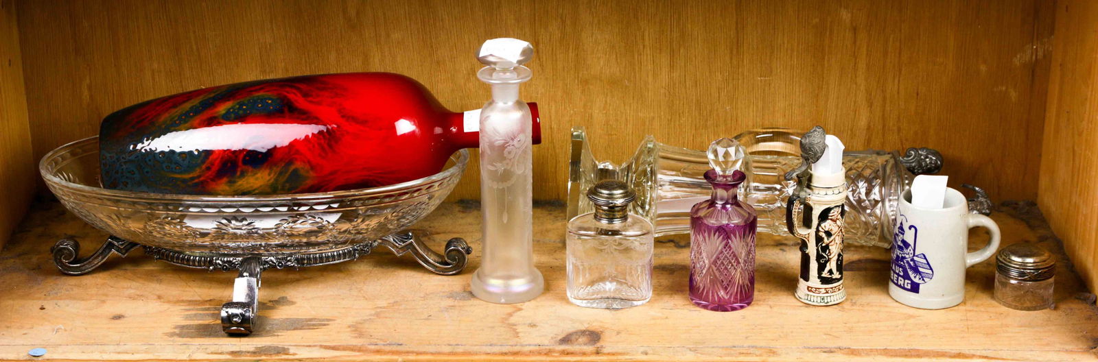 One shelf of glass tablewares (1 of 1)