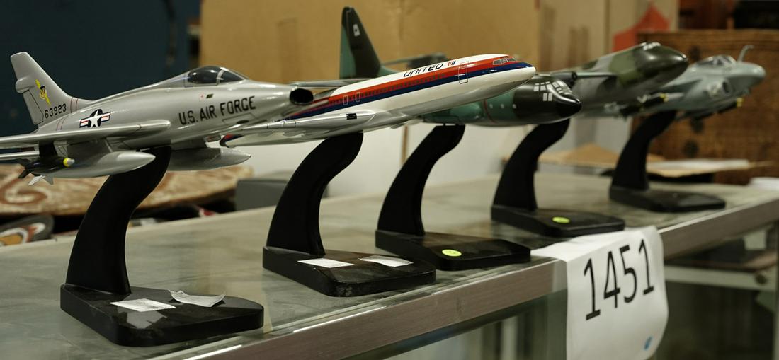 (lot of 5) Collection of model planes including United (1 of 1)