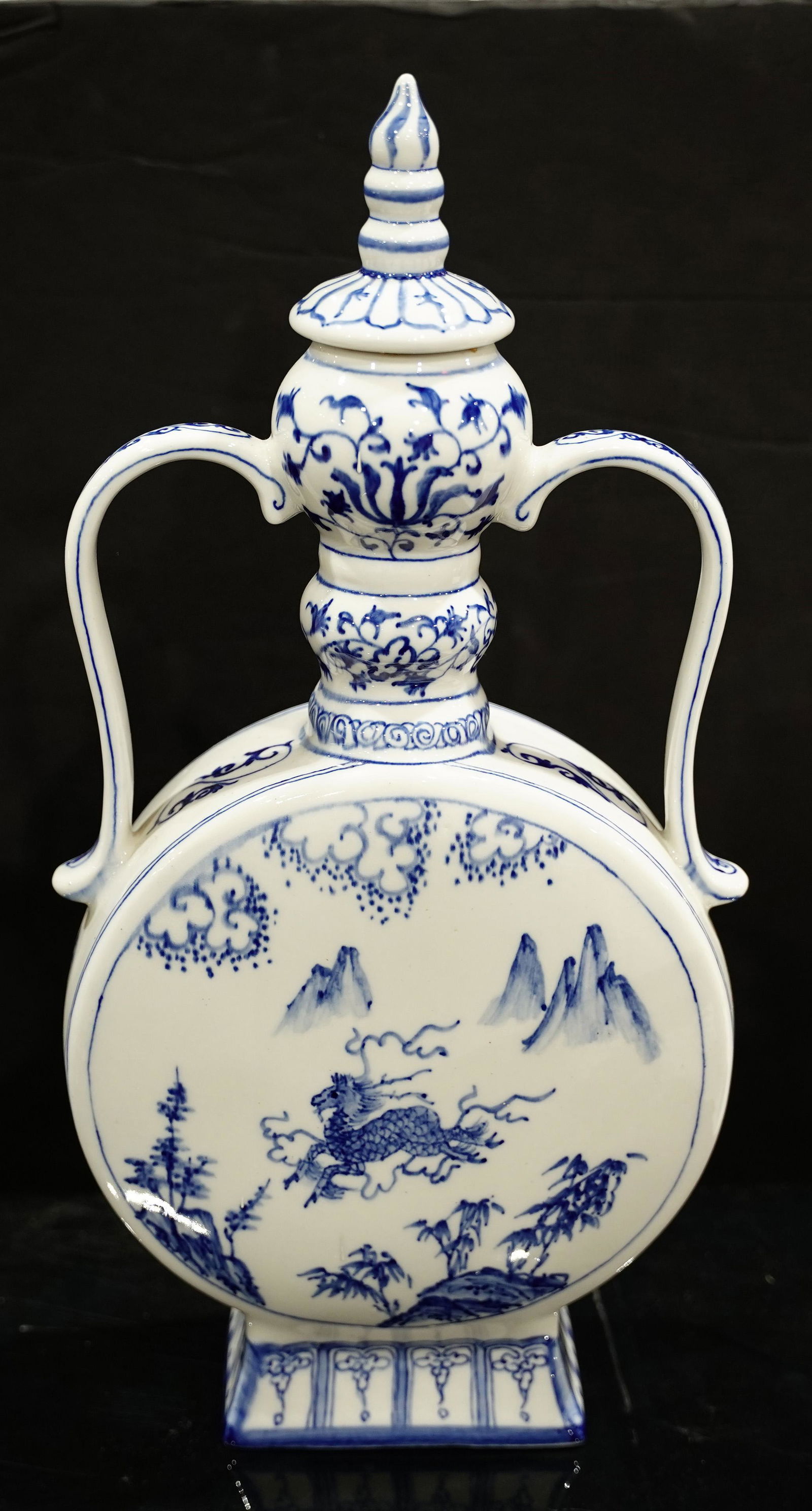 Chinese export blue and white ceramic vessel (1 of 1)