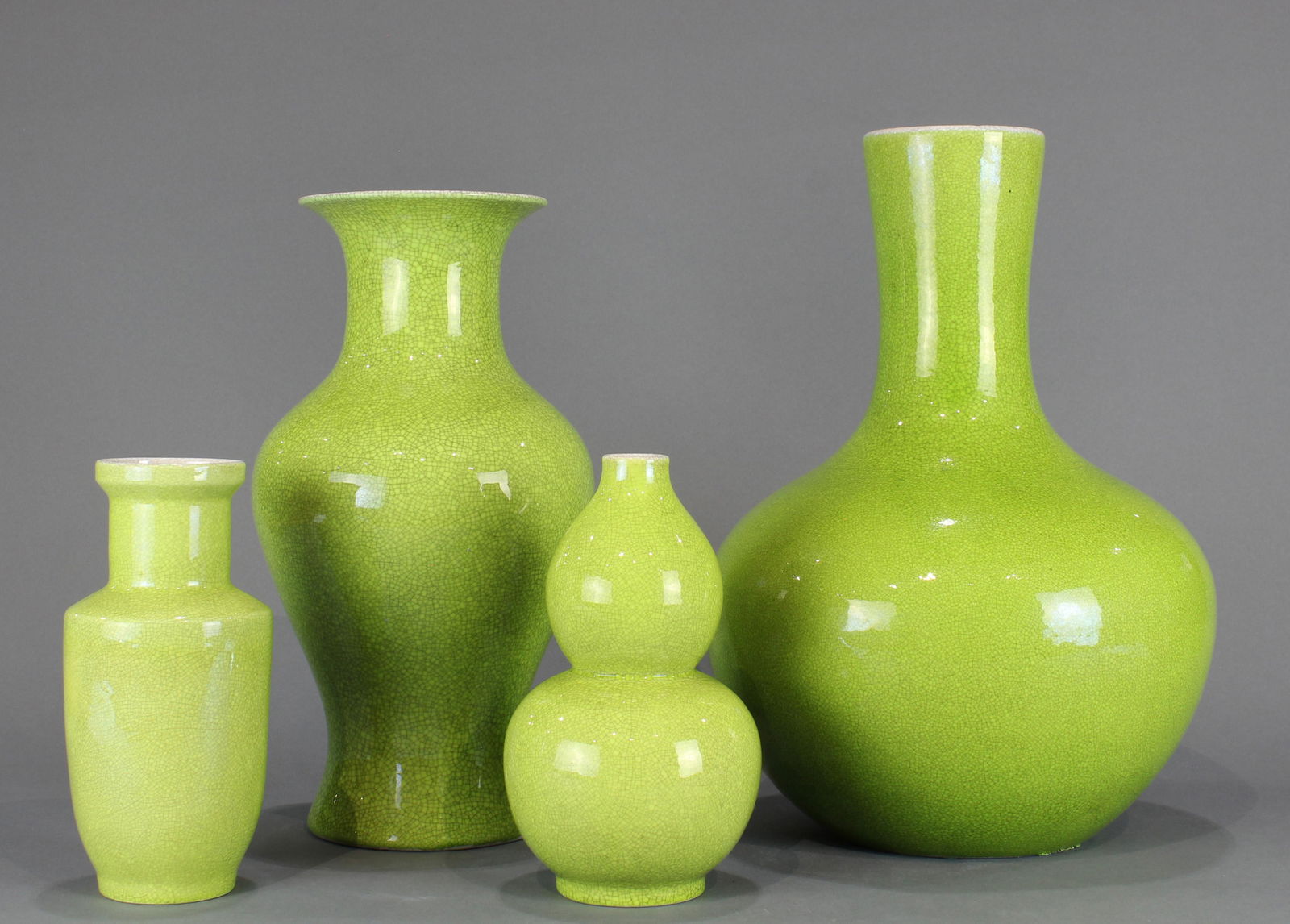 (lot of 4) Chinese lime green crackle glaze vases (1 of 5)