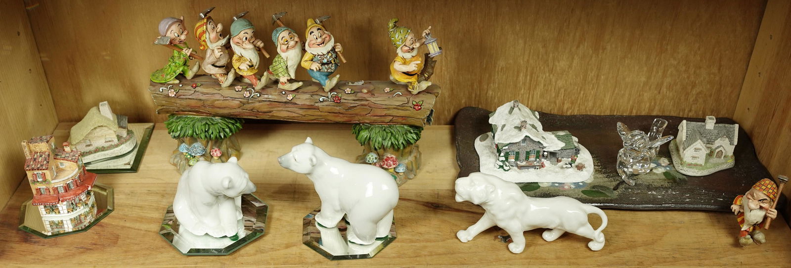 One shelf of decorative items (1 of 1)