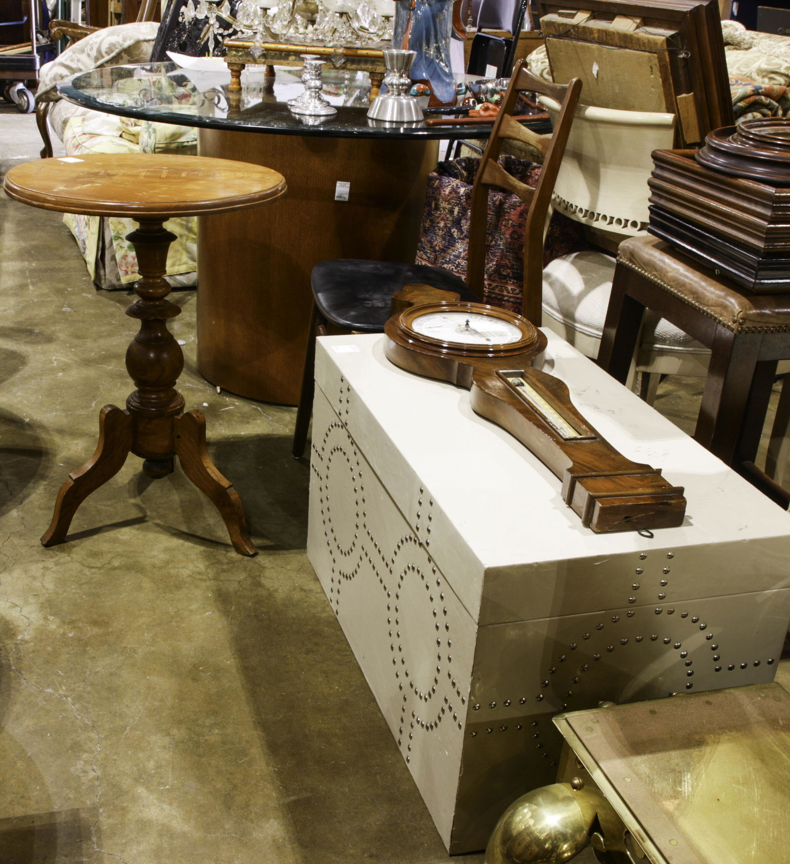 (lot of approx. 8) Collection of furniture including a (1 of 2)