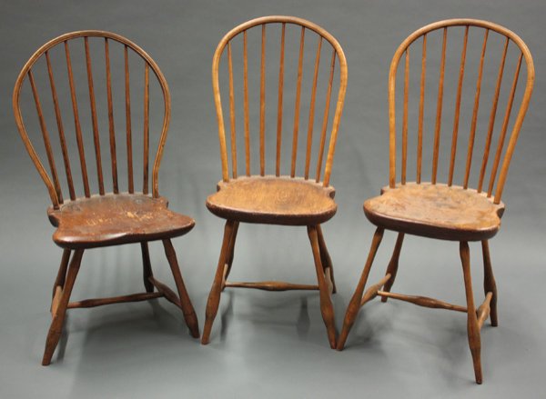 New England hoop back Windsor chairs: (lot of 3) An associated lot of New England hoop back Windsor side chairs, late 18th to early 19th century, with splayed turned bases