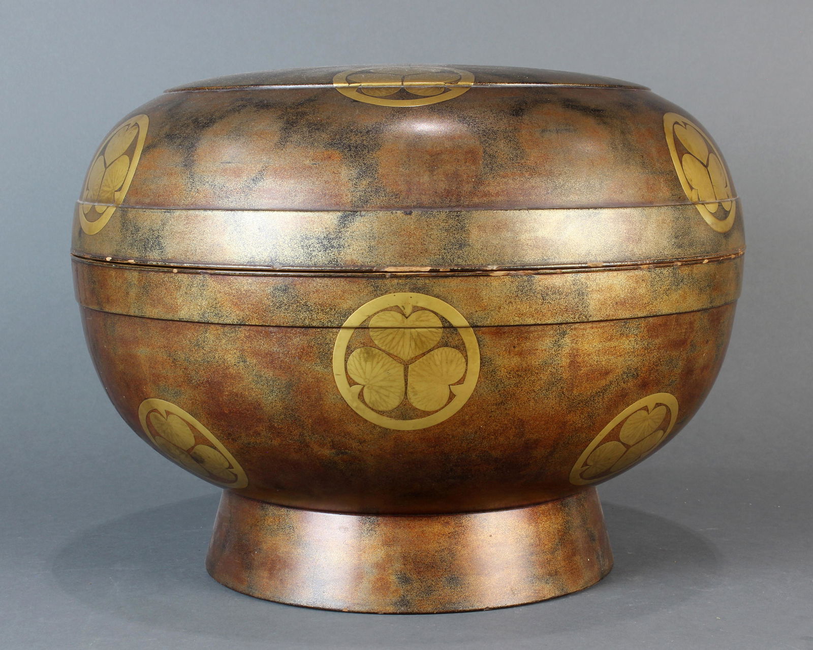 Japanese gilt lacquered circular covered box (1 of 4)