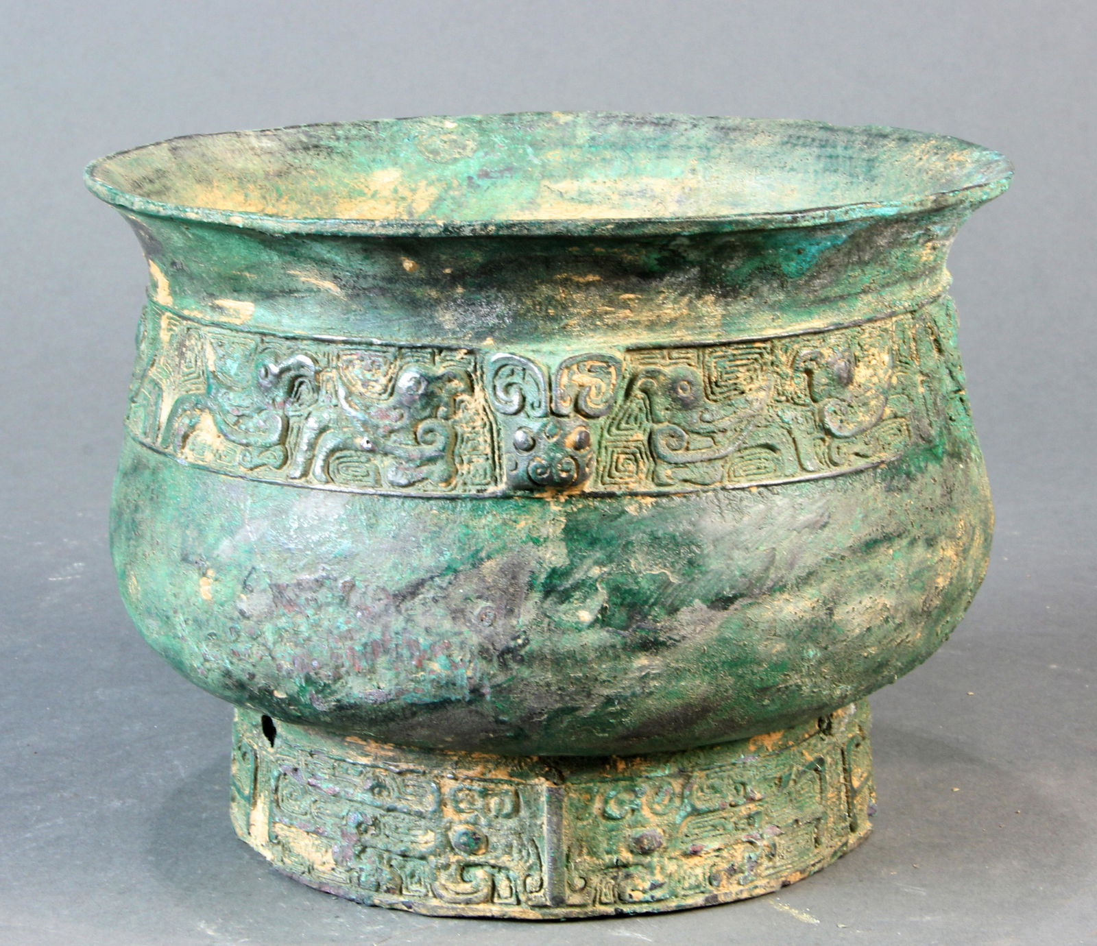 Chinese archaistic bronze Gui (1 of 1)