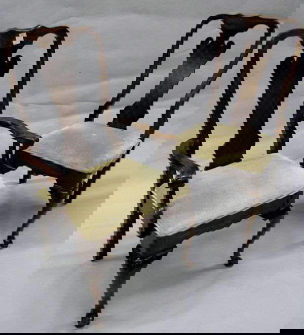 Queen Anne style dining set: Modern Queen Anne style cherry dining set including table, 41'' x 66'' x 30'' with two 15'' leaves and eight chairs, armchairs 23'' x 23'' x 41''