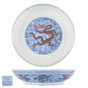 Chinese iron red enameled blue and white dragon dish