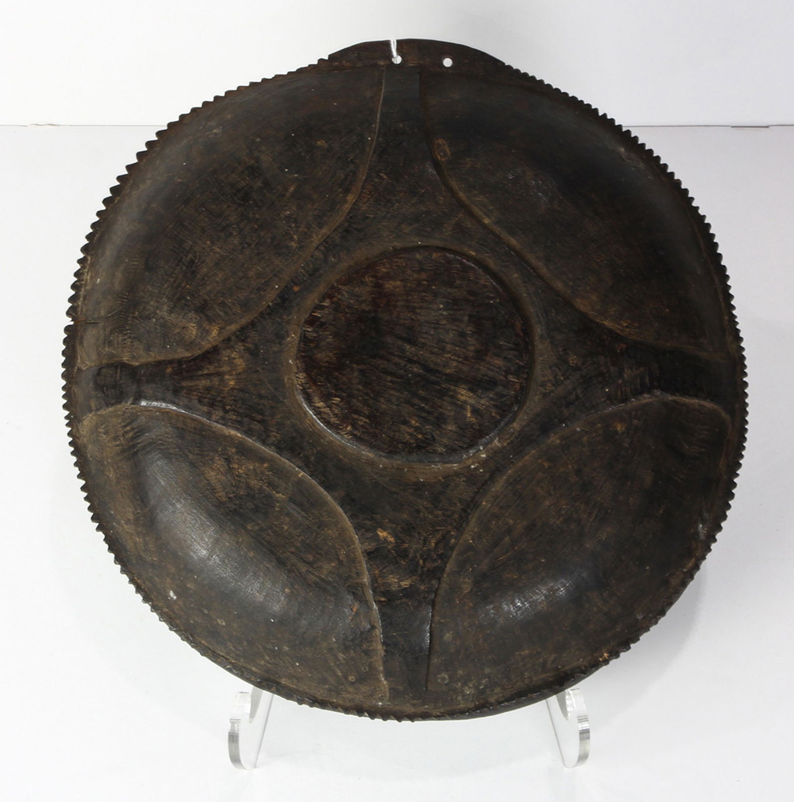 Papua New Guinea well carved wooden bowl or plate (1 of 3)