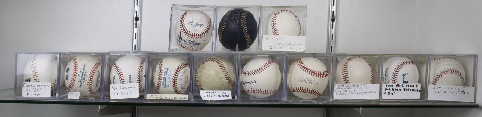 (lot of 33) Baseball group: (lot of 33) Baseball group, bearing signatures including Giovanni Gonzales All Star Pitcher, Kurt Suzuki, Cal Ripkin Jr. 1995; 1974 A World Series; Rajai Davis; Ryne Sandber, Ron Santo; Frank Thomas; 