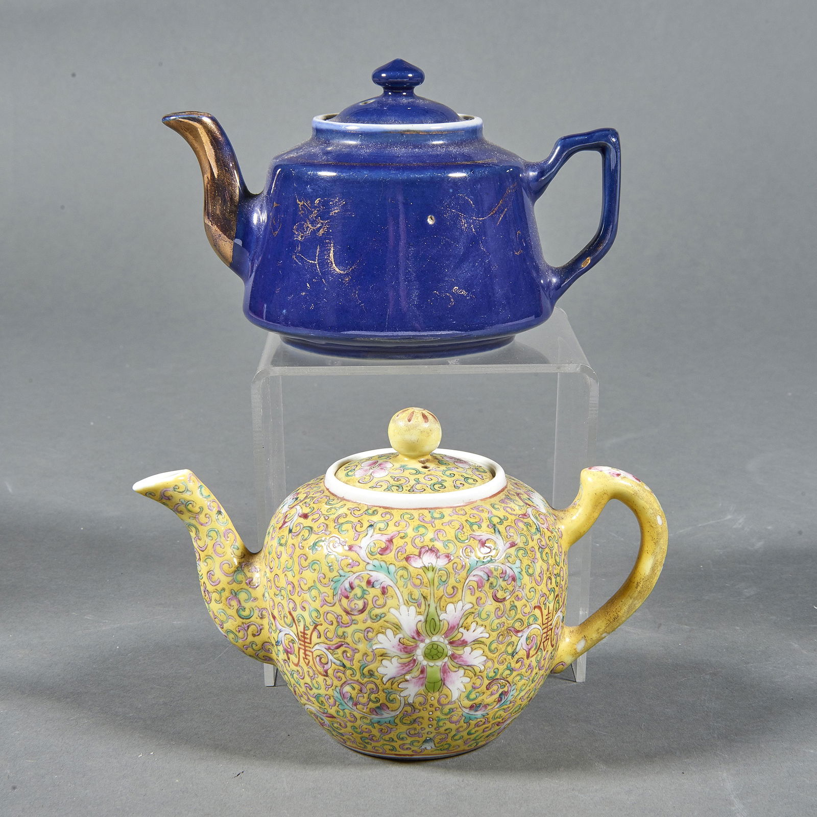 (lot of 2) Chinese porcelain teapots (1 of 2)