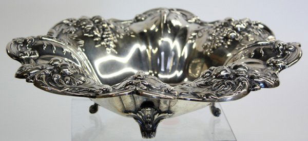 Reed and Barton sterling silver centerpiece bowl: Reed and Barton sterling silver centerpiece bowl in the Francis I pattern, with flaring, scalloped rim, ornate classically styled repousse decoration modelled after fruiting vines and scrolling accent