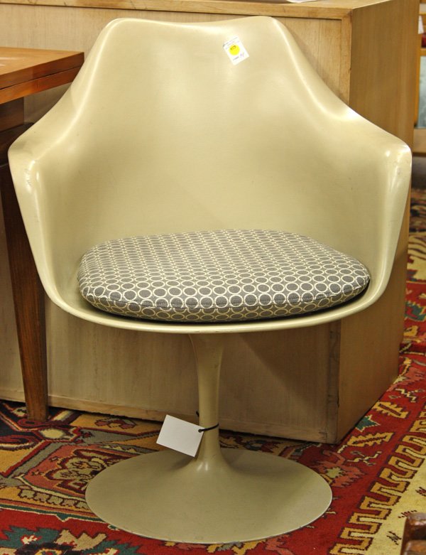 Eero Saarinen/Knoll mid-century modern Tulip chai: Eero Saarinen for Knoll mid-century modern 'Tulip' armchair executed in beige plastic, having mid-century modern patterned, velcro seat cushion, the chair with a single narrow columnar support and a c