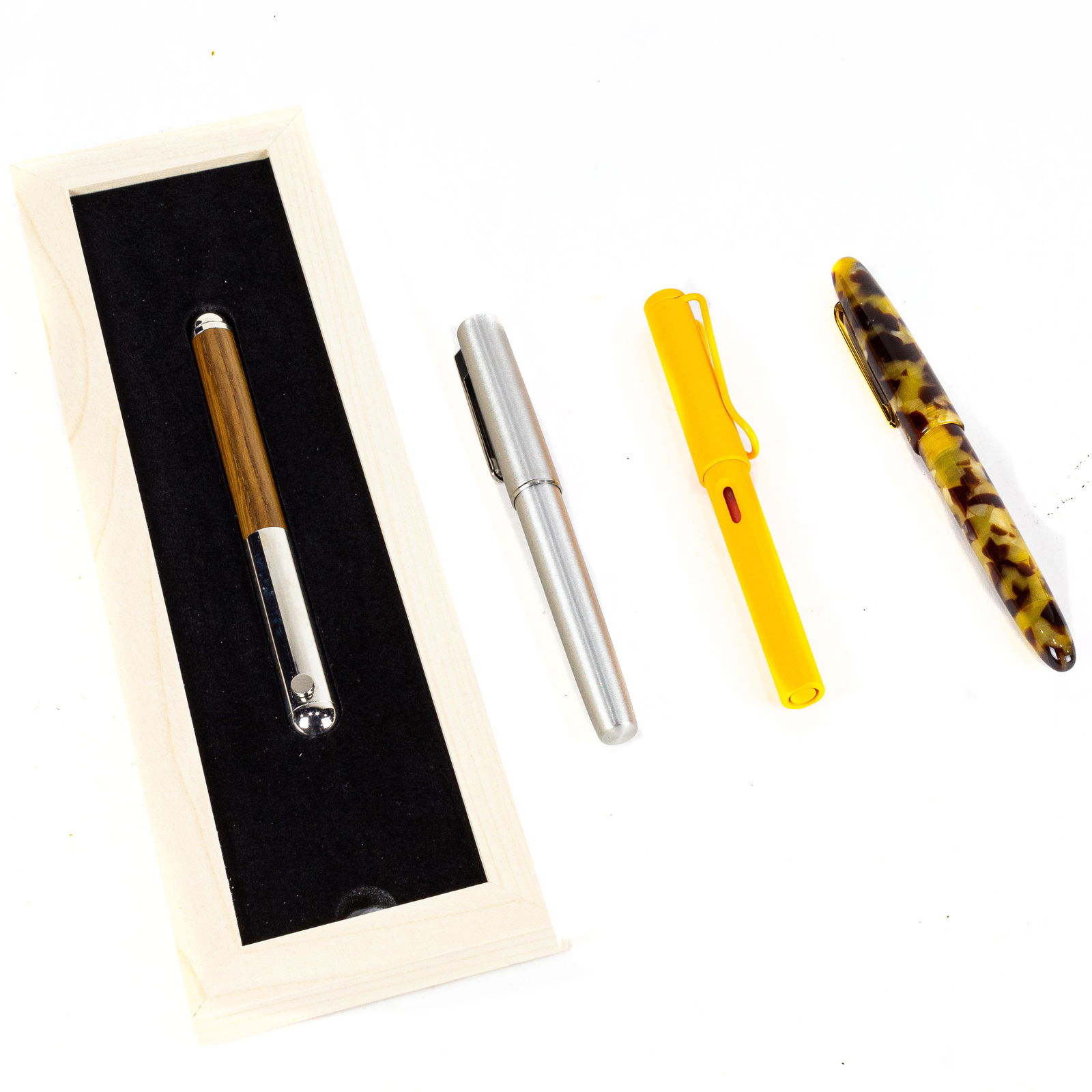 (lot of 4) Fountain pen group (1 of 1)