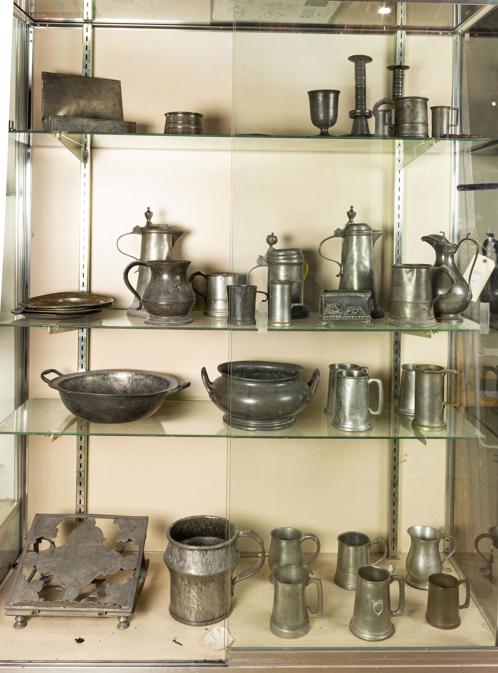 (lot of approx. 34) Assorted pewter decorative articles (1 of 1)