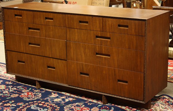 Frank Lloyd Wright/Henredon Taliesin dresser: Frank Lloyd Wright for Heritage Henredon mahogany dresser with mirror circa 1950, the rectangular top above the case having the famous Taliesin patterned edges, raised on a shoe base with a conjoined