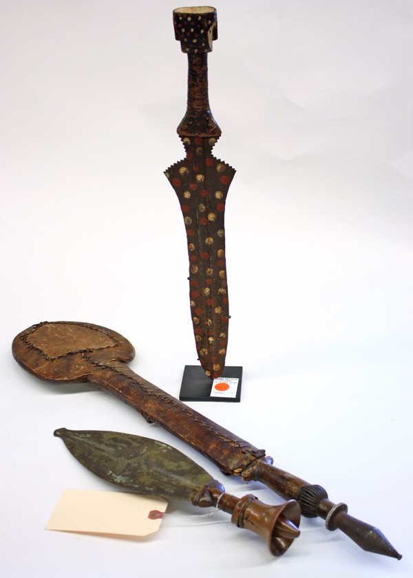 African kives: (lot of 3) Kuba, Democratic Republic of Congo, knife with brass blade and Kuba design, a Central African weapon in Leather scabbard, together with a third knife with painted blade and wooden handle