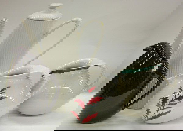 Russel Wright pottery pitchers: (lot of 4) One shelf displaying mid-century pottery pitchers and large coffee pot, incluidng two Russel Wright ''Sterling'' pitchers