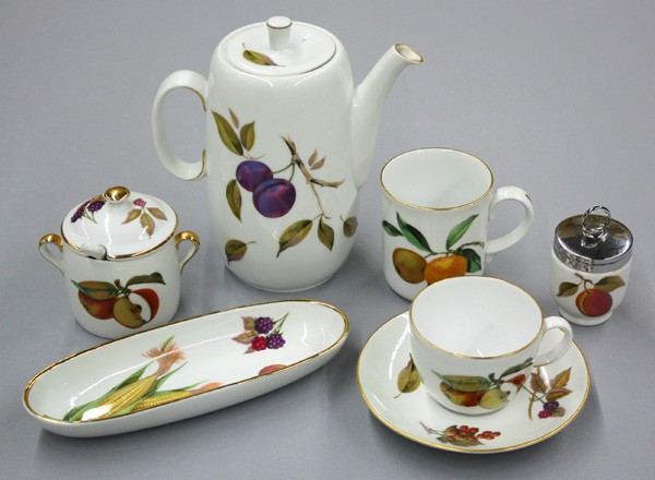 Royal Worchester ''Evesham'' Table Service: (lot of 111) Extensive Royal Worchester ''Evesham'' pattern porcelain dinner service for six plus extras and many additional serving pieces, pre-1974, including: 7 dinner plates 10''w , 7 salad plates