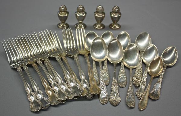 American sterling flatware: American sterling silver flatware consisting of twelve Wallace Silversmiths dinner forks in the ''Old Atlanta'' pattern; five ''Bessie'' pattern teaspoons by Wallace Silversmiths; five assorted teaspo