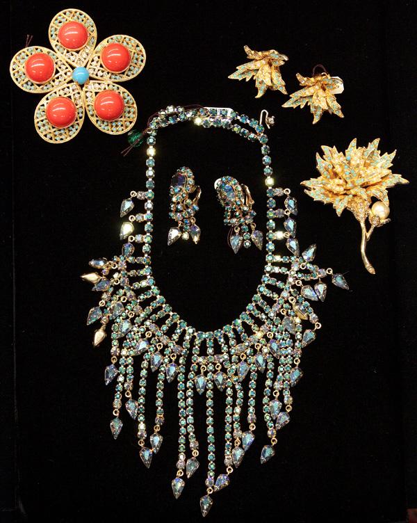 Fashion jewelry including Hattie Carnegie: (lot of 5) Pieces of Hattie Carnegie costume jewelry, including a blue aurora borealis necklace and earring set, a gold form floriform pendant and earring set with turquoise colored stone, a faux pear
