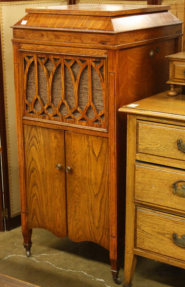 Oak Victrola Phonograph: Quarter sawn Oak Victrola phonograph, executed in a quarter sawn oak case rising on square feet, 40.5''h x 20.5''w (lacking horn, needs restoration)