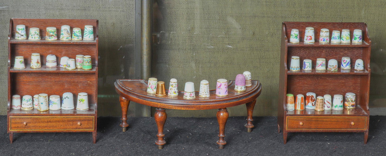 (Lot of 47) Mostly porcelain thimble collection en (1 of 1)