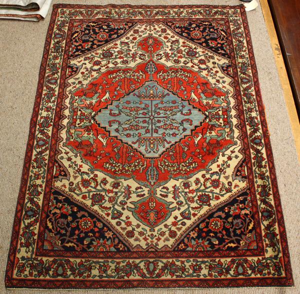 Persian Farahan Sarouk rug: Persian Farahan Sarouk rug, circa 1915, 4'10'' x 3'5''