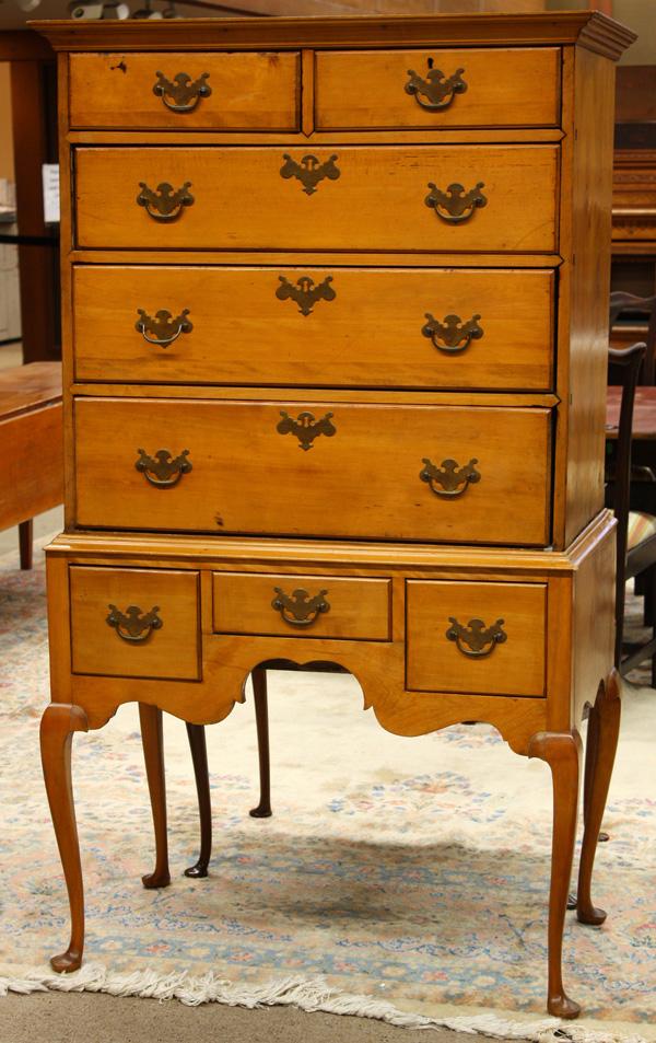 Queen Anne maple chest on chest: Queen Anne maple highboy circa 1780, the cove moulded cornice above the graduated bank of drawers set within a dovetailed case, resting on the lower section with a shaped skirt and rising on cabriole 