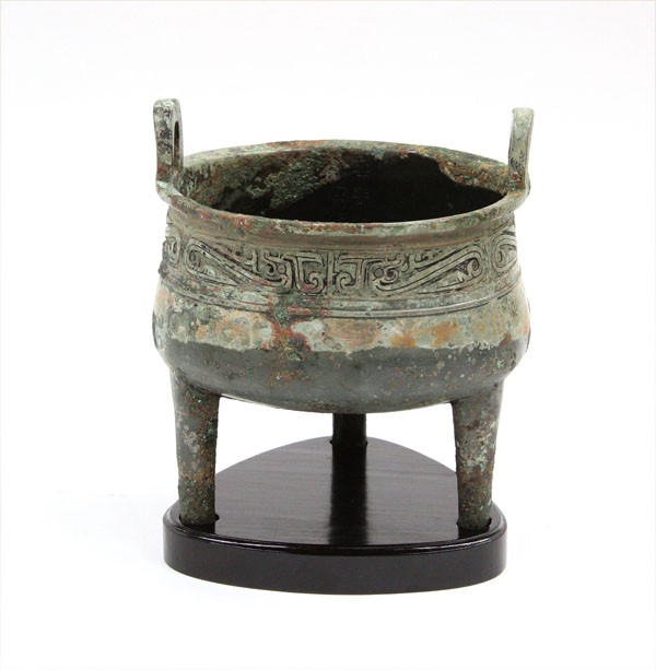 Chinese Archaic Bronze Ding, Western Zhou: Chinese archaic bronze three-leg ding, Western Zhou period, the circular mouth with an everted rim supporting two upright U-form handles, the body cast with a single band of crested birds on a leiwen 