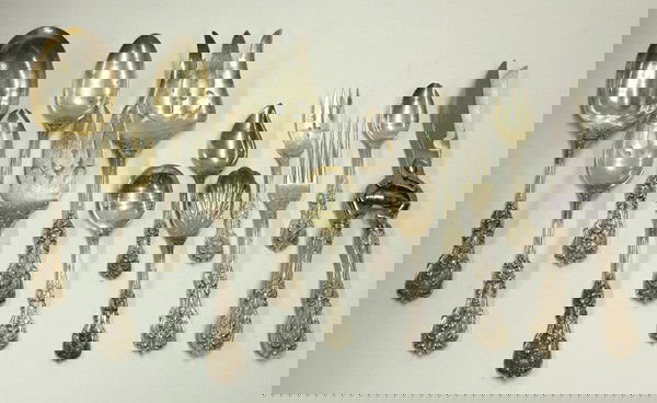 Reed and Barton sterling silver flatware service: Reed and Barton sterling silver flatware service for sixteen, plus extras, in the ''Francis I'' pattern, having five pieces per place setting including serving pieces, comprising dinner knives, dinner